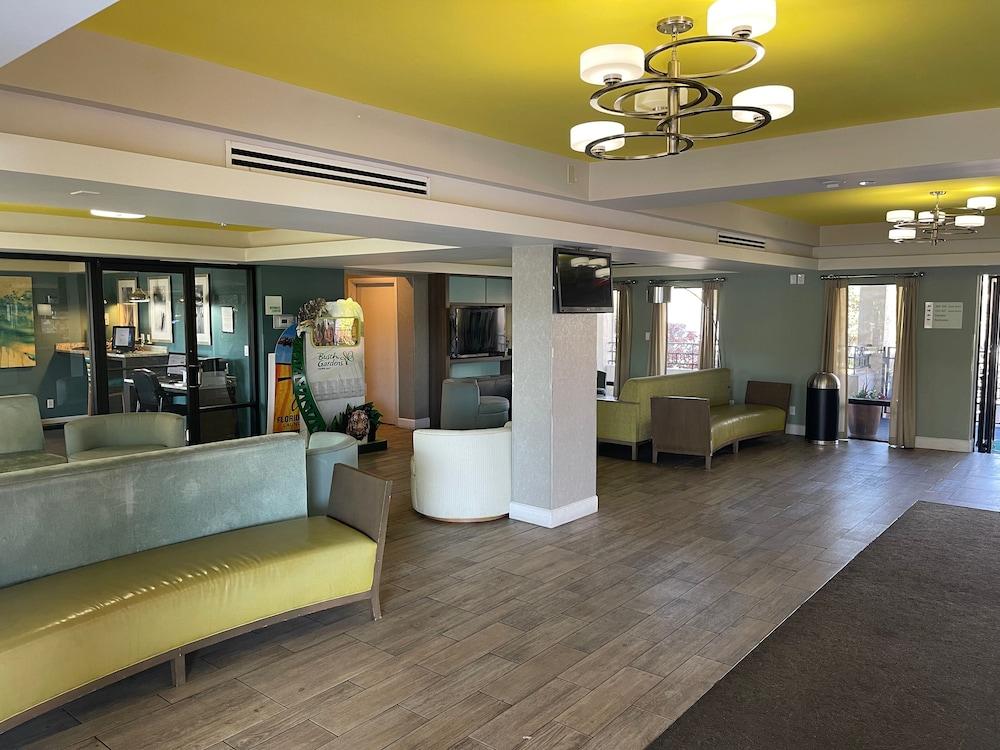 Red Roof Inn Plus & Suites Тампа Экстерьер фото
