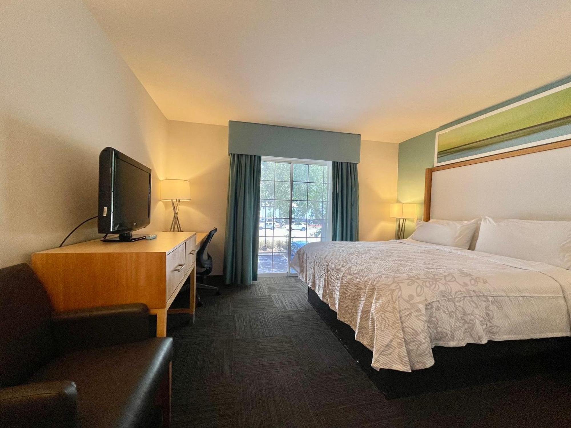 Red Roof Inn Plus & Suites Тампа Экстерьер фото