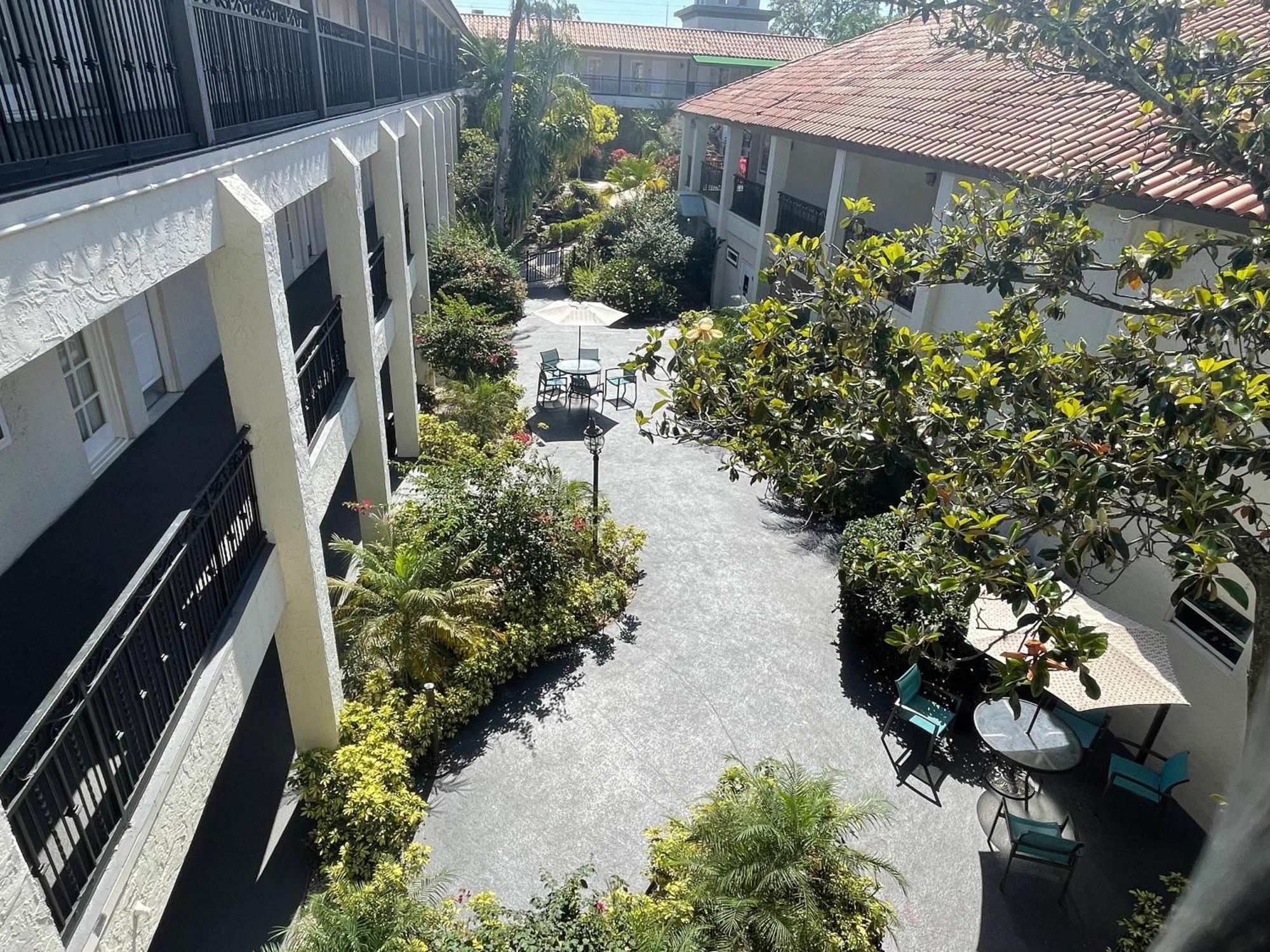Red Roof Inn Plus & Suites Тампа Экстерьер фото