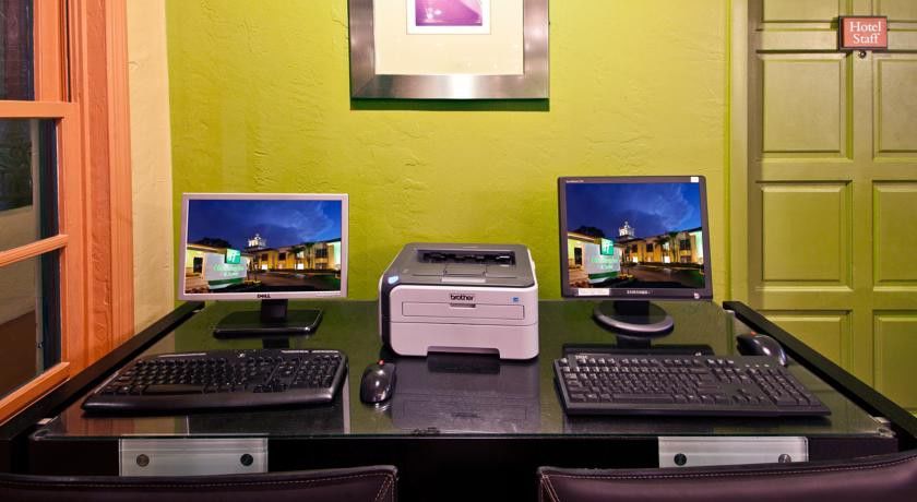 Red Roof Inn Plus & Suites Тампа Удобства фото
